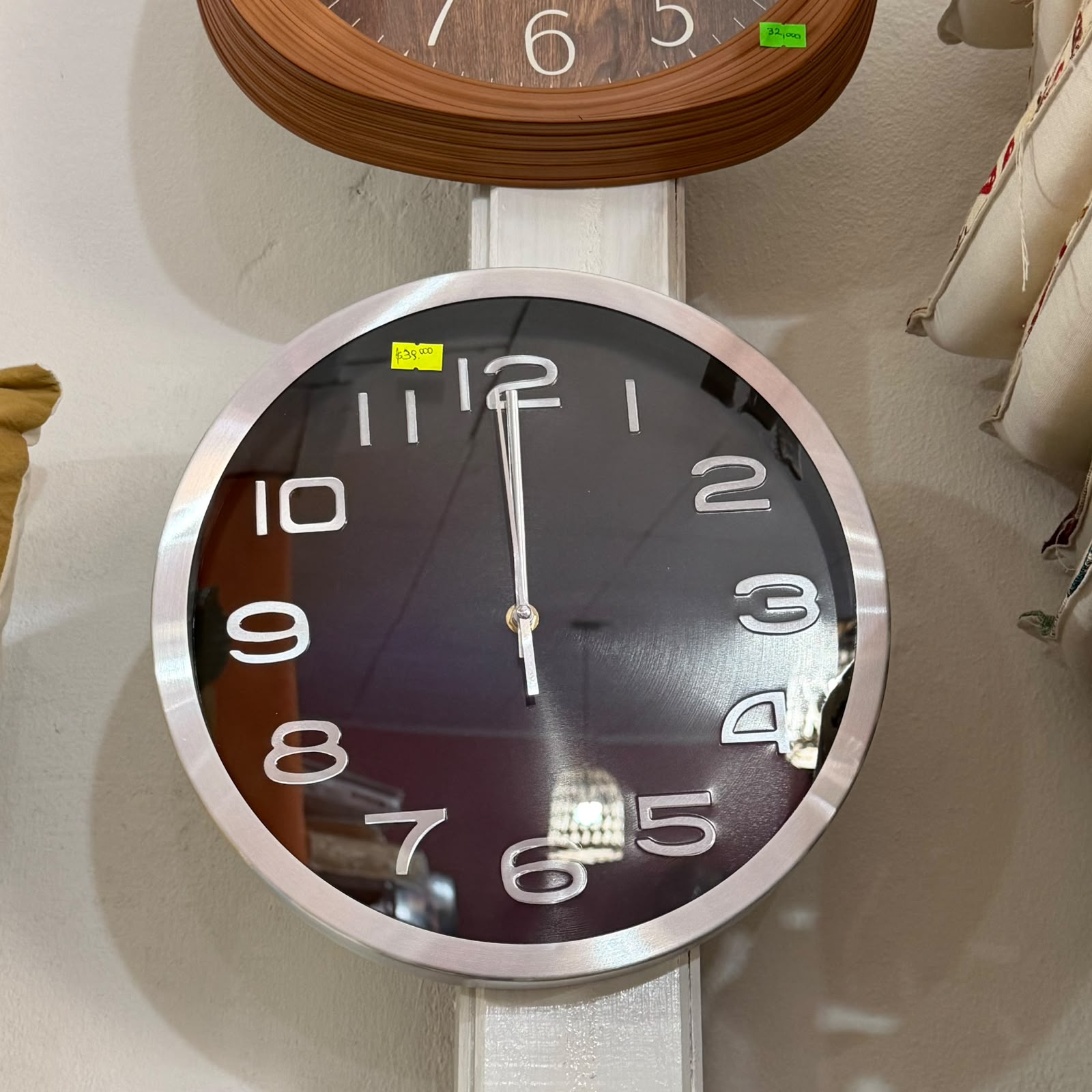 Reloj de pared redondo borde plateado